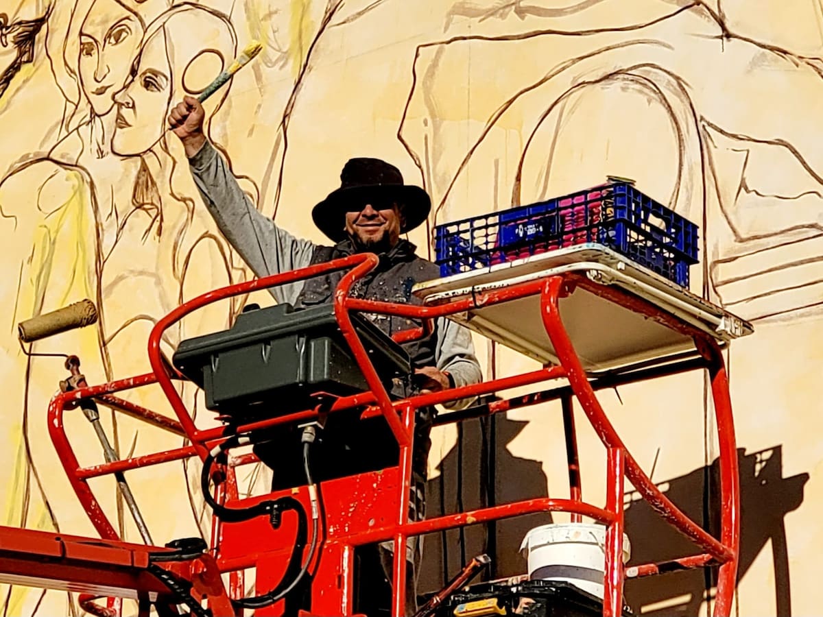 Toni Espinar, el muralista que plasma la historia con sus pinceles por todo el mundo