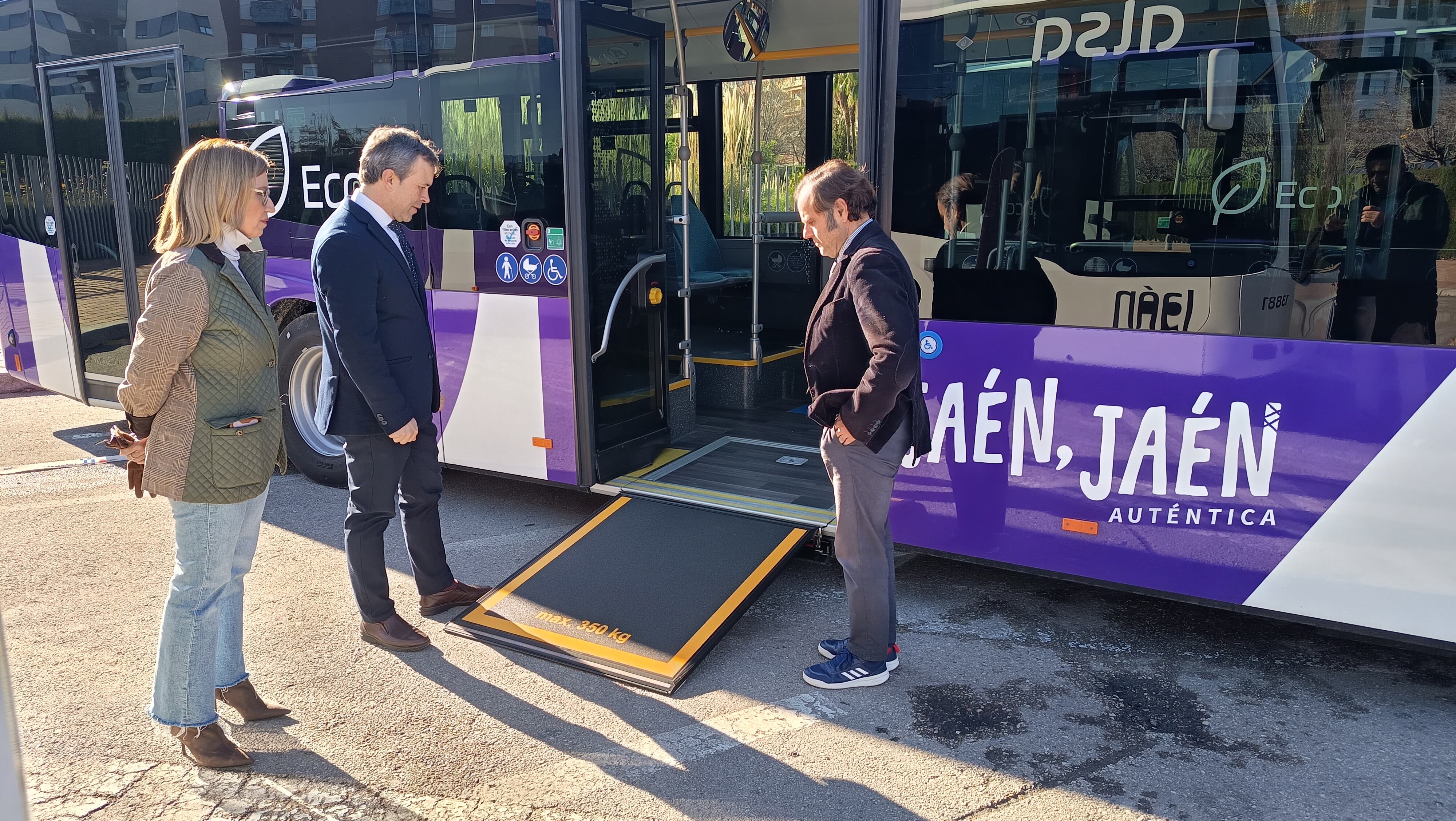 De izqda a dcha, la concejala de Transportes, Mari Carmen Angulo; el alcalde de Jaén, Julio Millán y Valeriano Díaz, director de Alsa Zona Mediterránea.