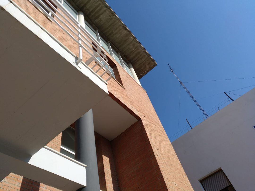 Cornisa afectada en el Centre Social Sant Francesc d'Oliva 