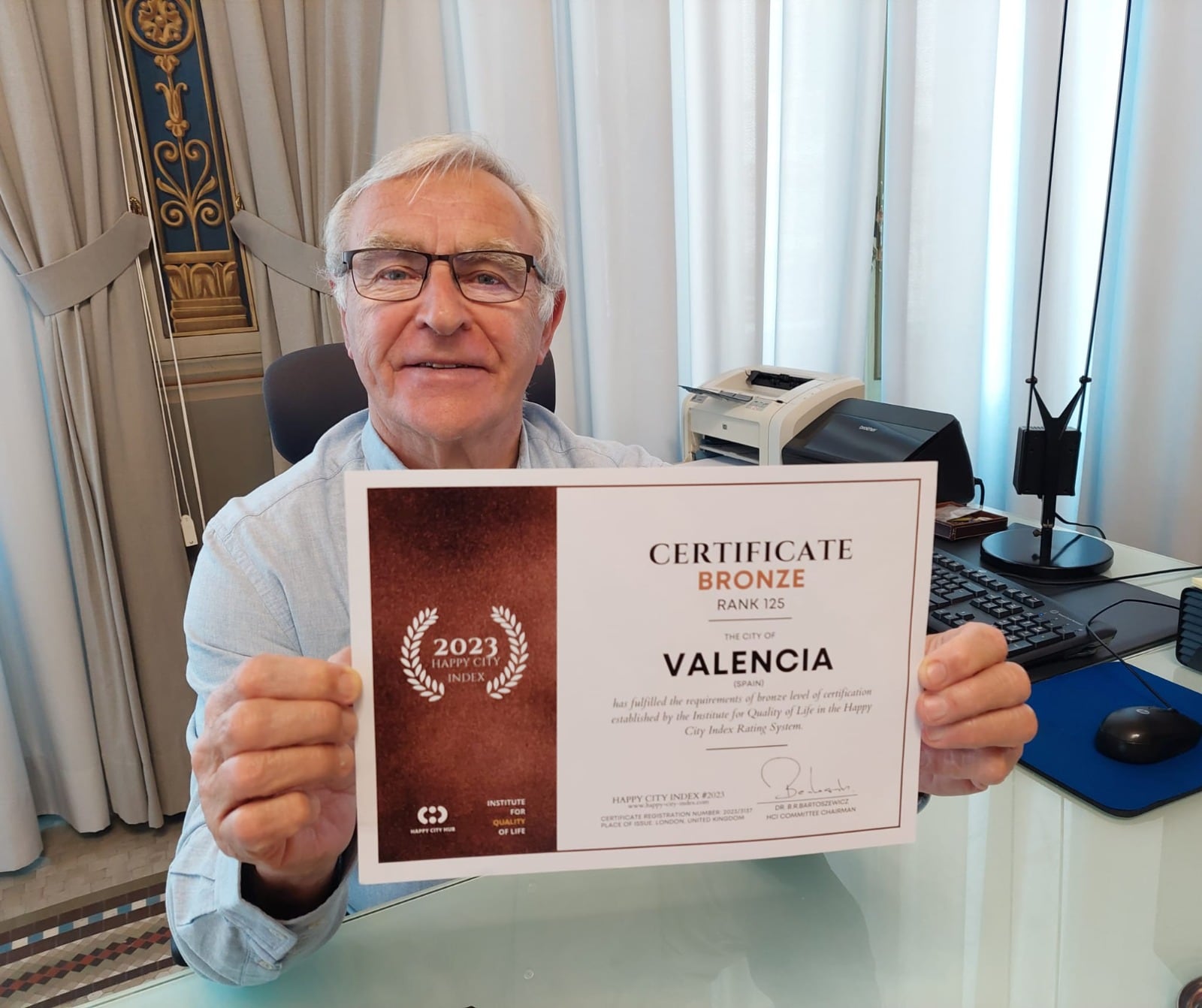 Joan Ribó, alcalde de València, con el certificado de Happy City 2023 que acredita a València como una de las ciudades más felices del mundo&#039;