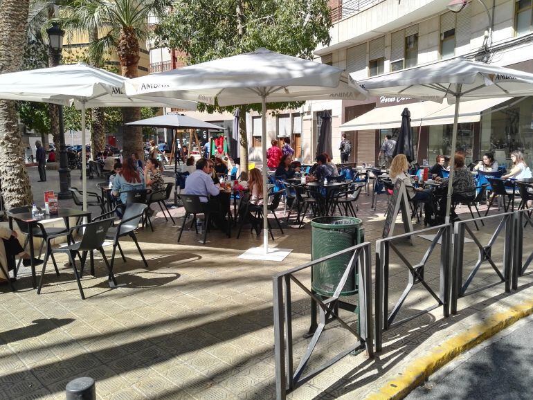 Una terraza en una plaza de Elche