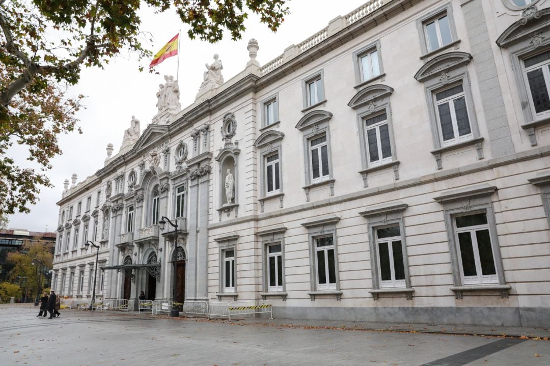 Fachada del edificio del Tribunal Supremo con la bandera española en lo alto, en Madrid a 29 de noviembre de 2019.