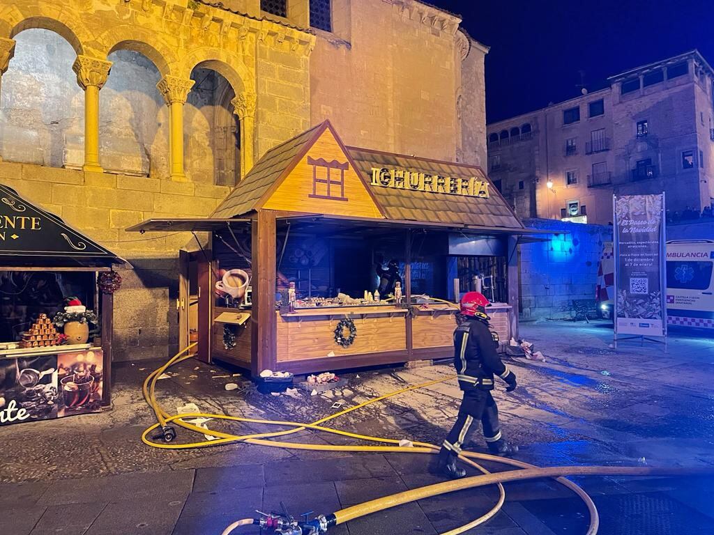 Dos heridos en una explosión en la churrería navideña de la Calle Real