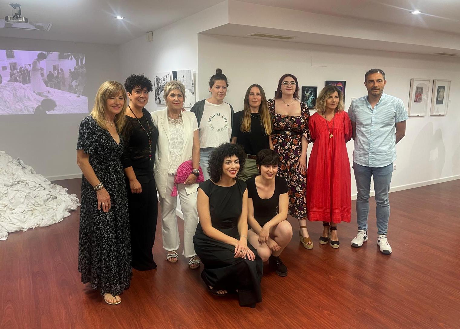 Les huit dones artistes de DAMAC que exposen en Banyeres junt a la regidora i alcalde de la localitat.