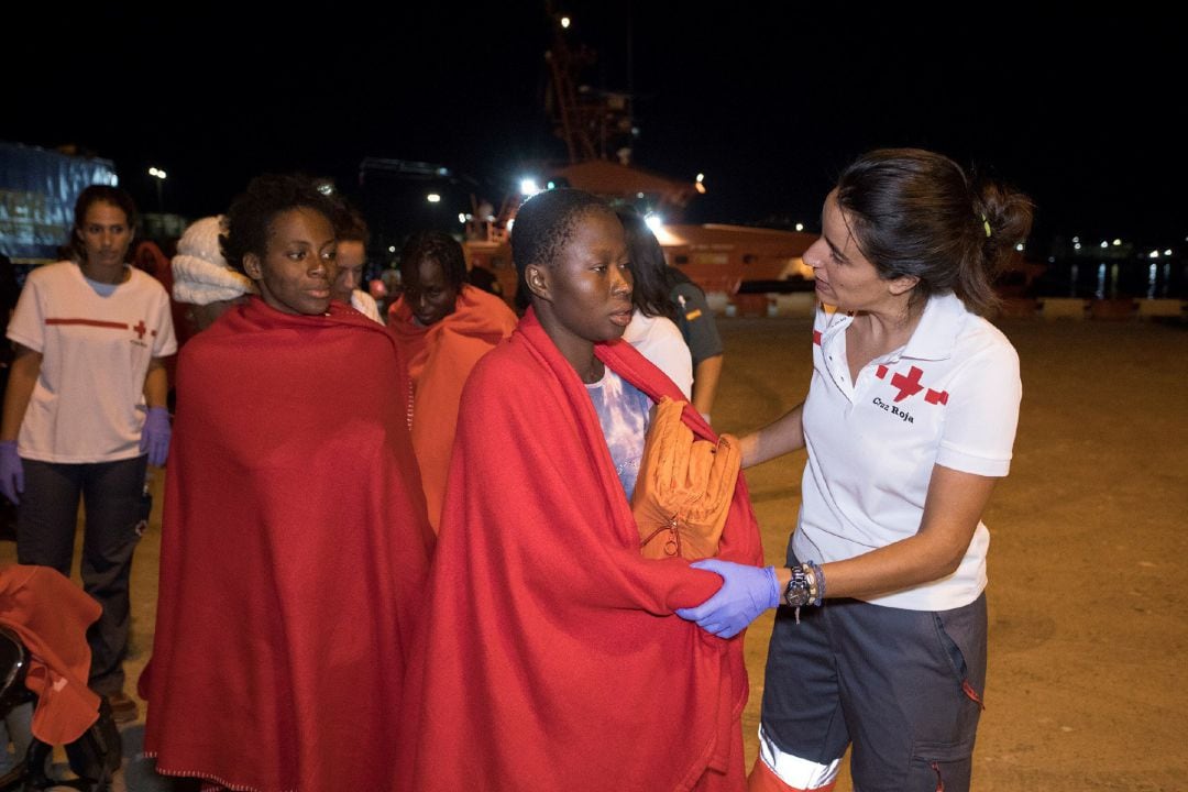 Inmigrantes son atendidos por miembros de Cruz Roja en su llegada al Puerto de Motril
