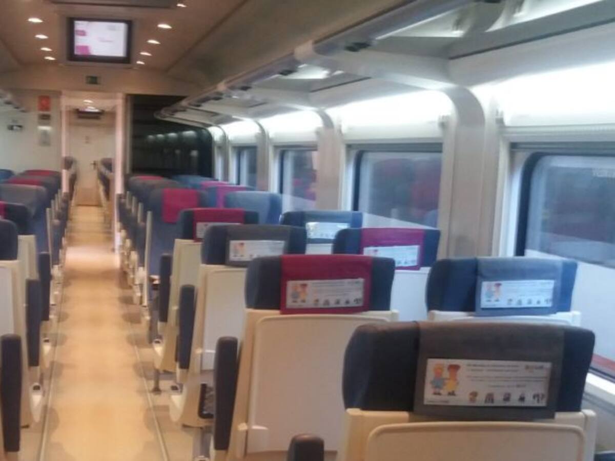 Las ventanillas de la estación de tren de A Coruña, cerradas todo el fin de semana