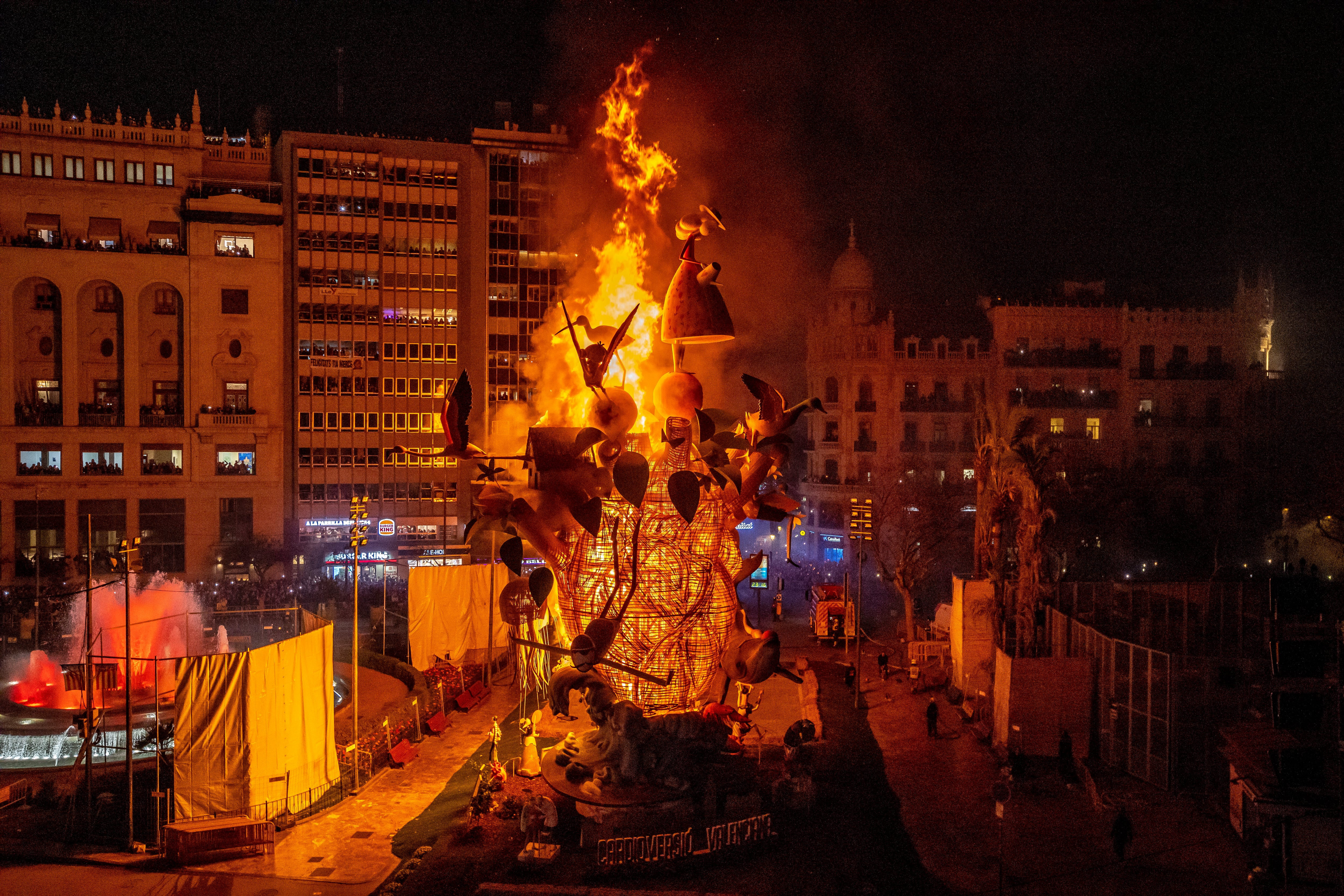 GRAFCVA2331. VALENCIA, 19/03/2023.- Vista general de la Cremá de la falla del ayuntamiento con lo que las Fallas llegan a su colofón, tras cinco días grandes de fiesta que han tenido todo a su favor, incluido el tiempo, y pueden dejar algunos de los mejores registros turísticos de su historia. EFE/Biel Aliño
