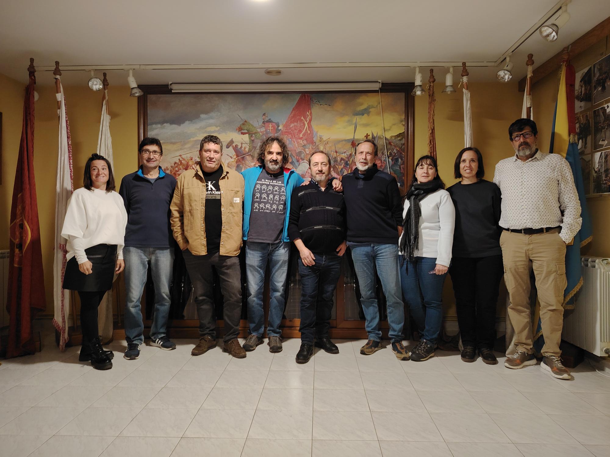 Chema Martínez junto a Ignacio Gasca (cuarto por la dcha), candidato a Conde, y la Junta de Gobierno que ha realizado la elección