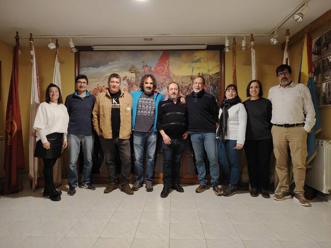 Chema Martínez junto a Ignacio Gasca (cuarto por la dcha), candidato a Conde, y la Junta de Gobierno que ha realizado la elección