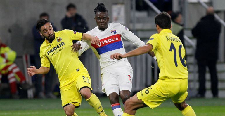 Jaume Costa y Rodri intentan quitarle el balón a Traoré