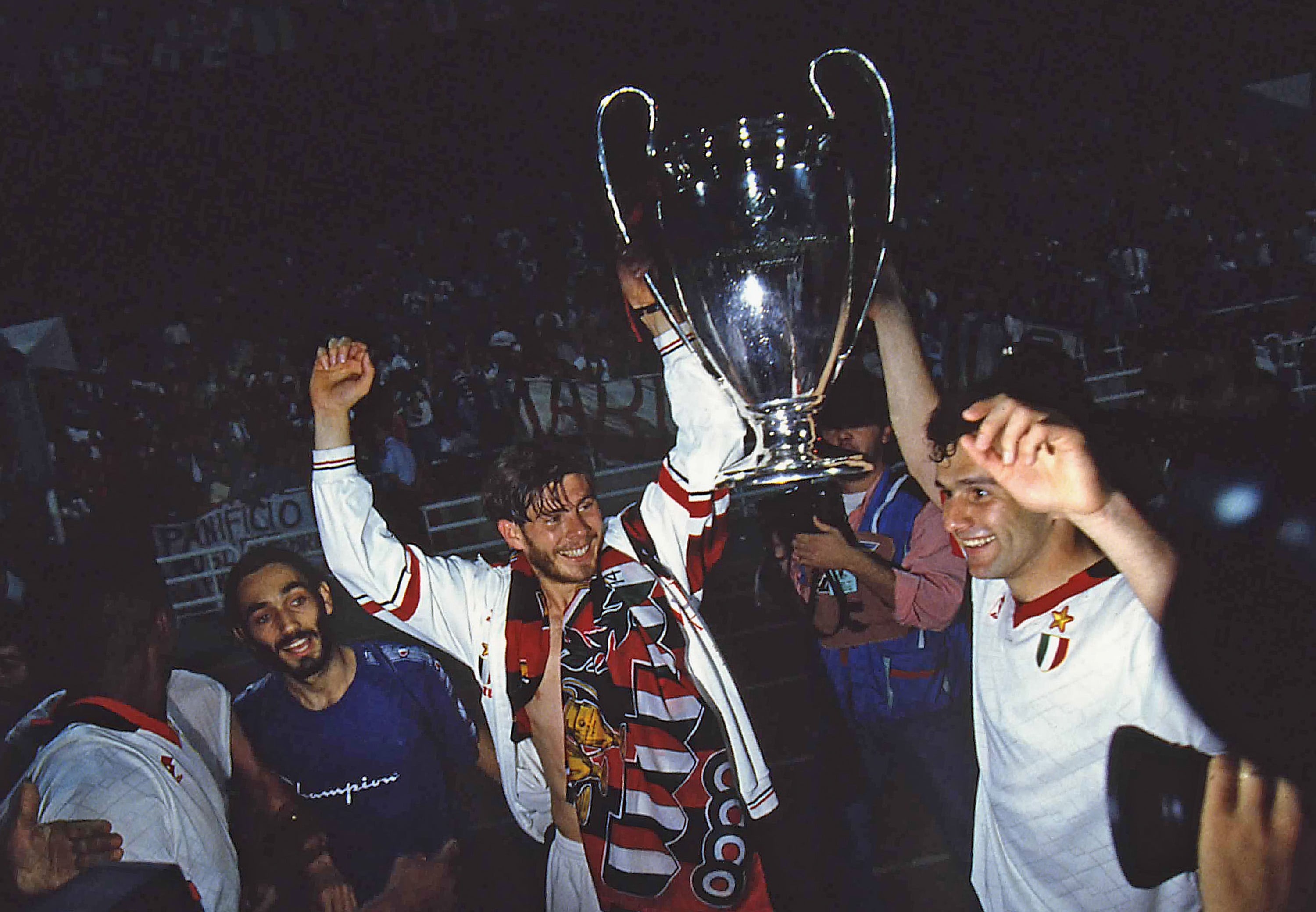 Zvonimir Boban celebra junto a Dejan Savicevic la Champions conseguida con el AC Milan ante el FC Barcelona