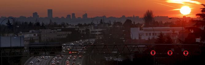 Vista de la contaminación de Madrid desde la carretera de A Coruña, en Majadahonda.