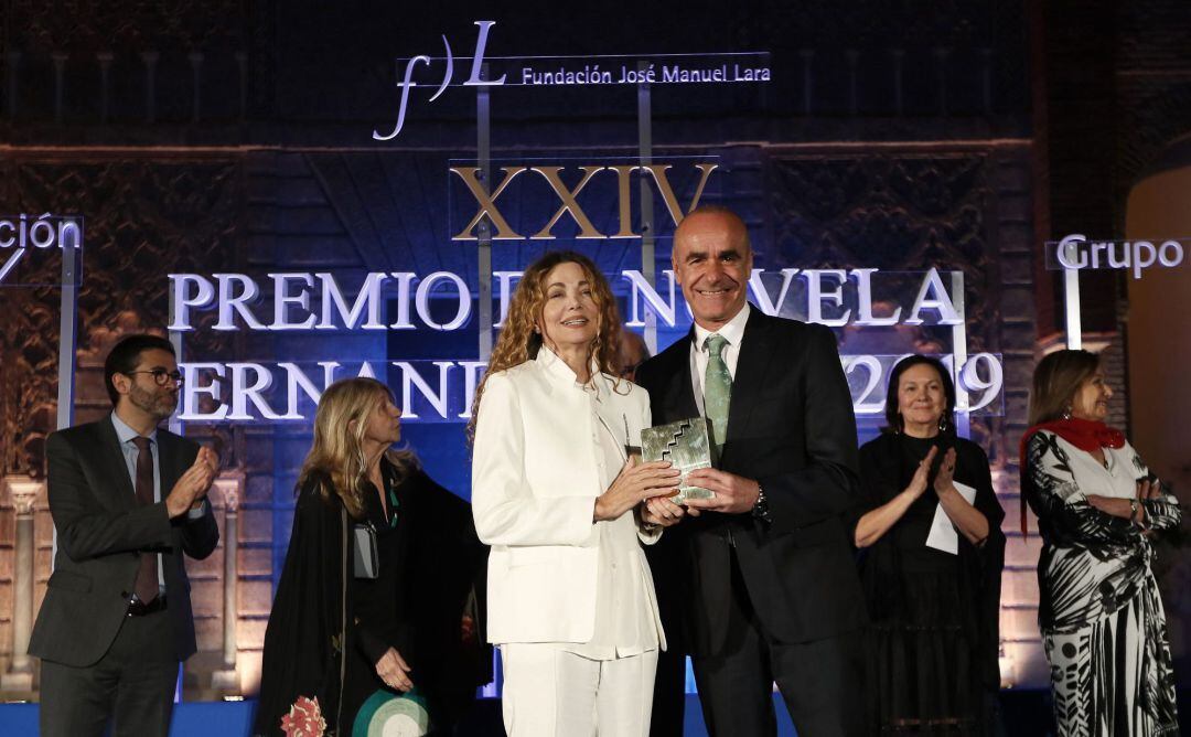 La escritora Angela Becerra recibe de manos del delegado de Cultura del ayuntamiento de Sevilla, Antonio Muñoz, el galardón que le acredita ganadora de la XXIV edición del premio de novela Fernando Lara, con la obra &quot; Algún día hoy &quot;, durante el acto celebrado esta noche en el Alcázar de Sevilla. 