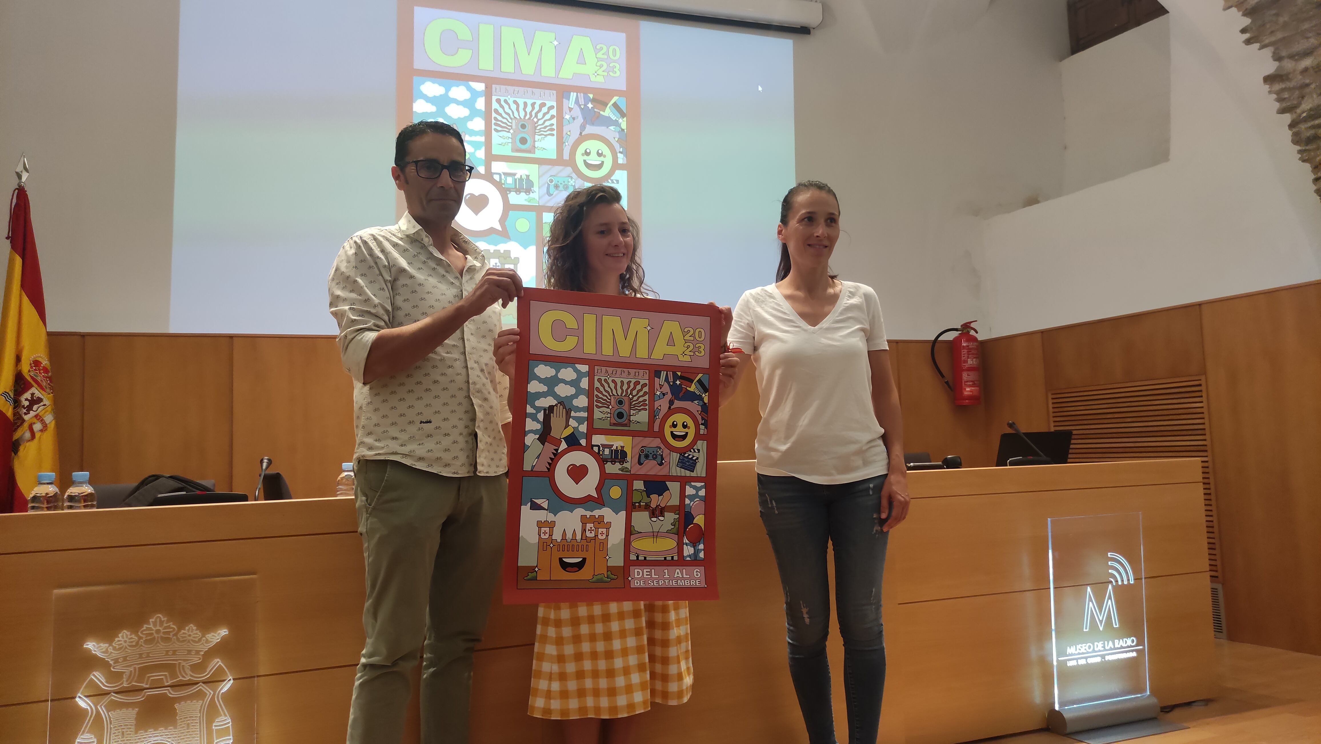 La ganadora, Cristina Lainez (en el centro) junto a la concejala de Juventud, Eva González y el coordinador del área, Miguel   Marqués