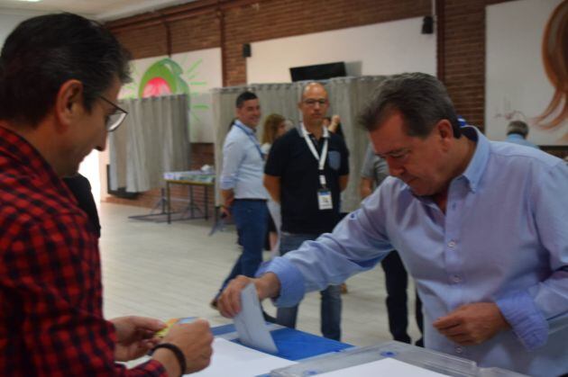Juan Fernández (Linares Primero) vota.