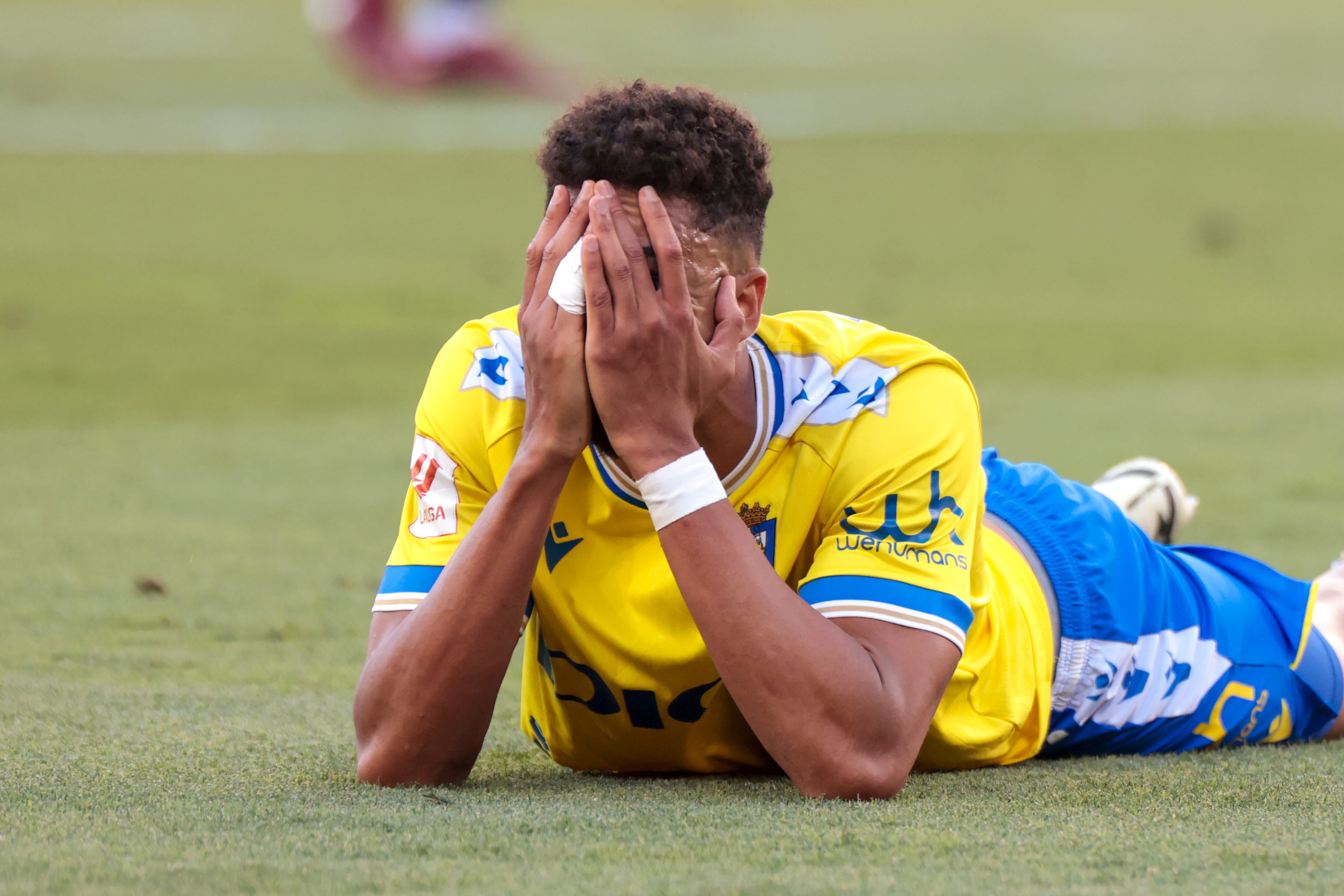 El Cádiz CF desciende a Segunda División tras empatar sin goles ante Las Palmas
