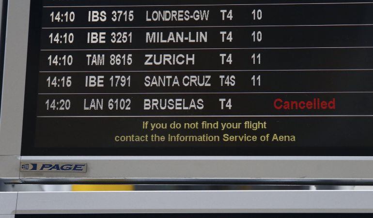 Panel informativo que muestra uno de los vuelos cancelados a Bruselas 