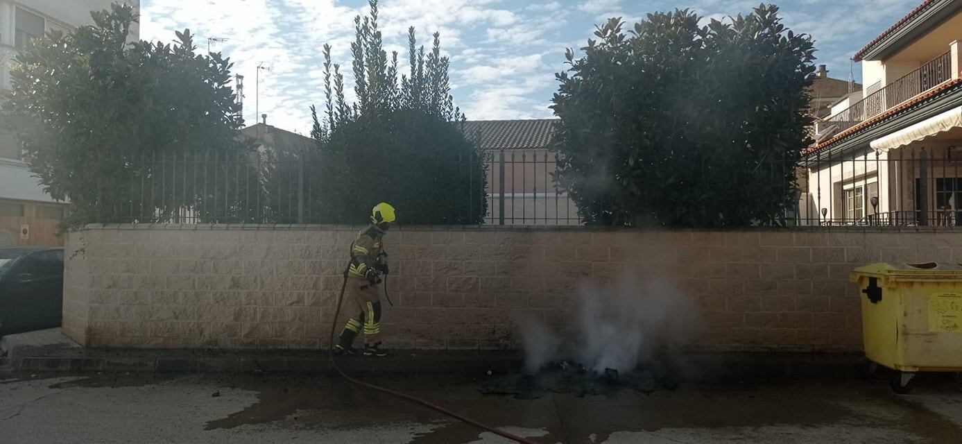 Efectivos del cuerpo de bomberos sofocando un fuego en Sariñena