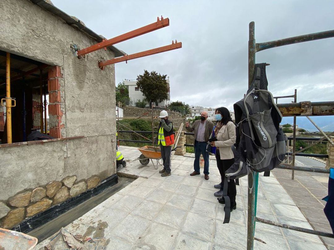 Trabajos en una obra pública en Cáñar (Granada), visitados en mayo de 2020 por la subdelegada del Gobierno, Inmaculada López Calahorro