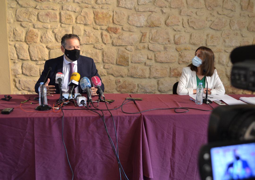 Raúl Caro y Myriam Martínez durante la presentación del Plan Social.
