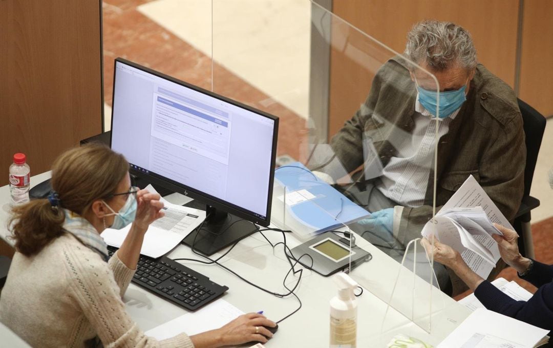 Un ciudadano en una oficina de Hacienda