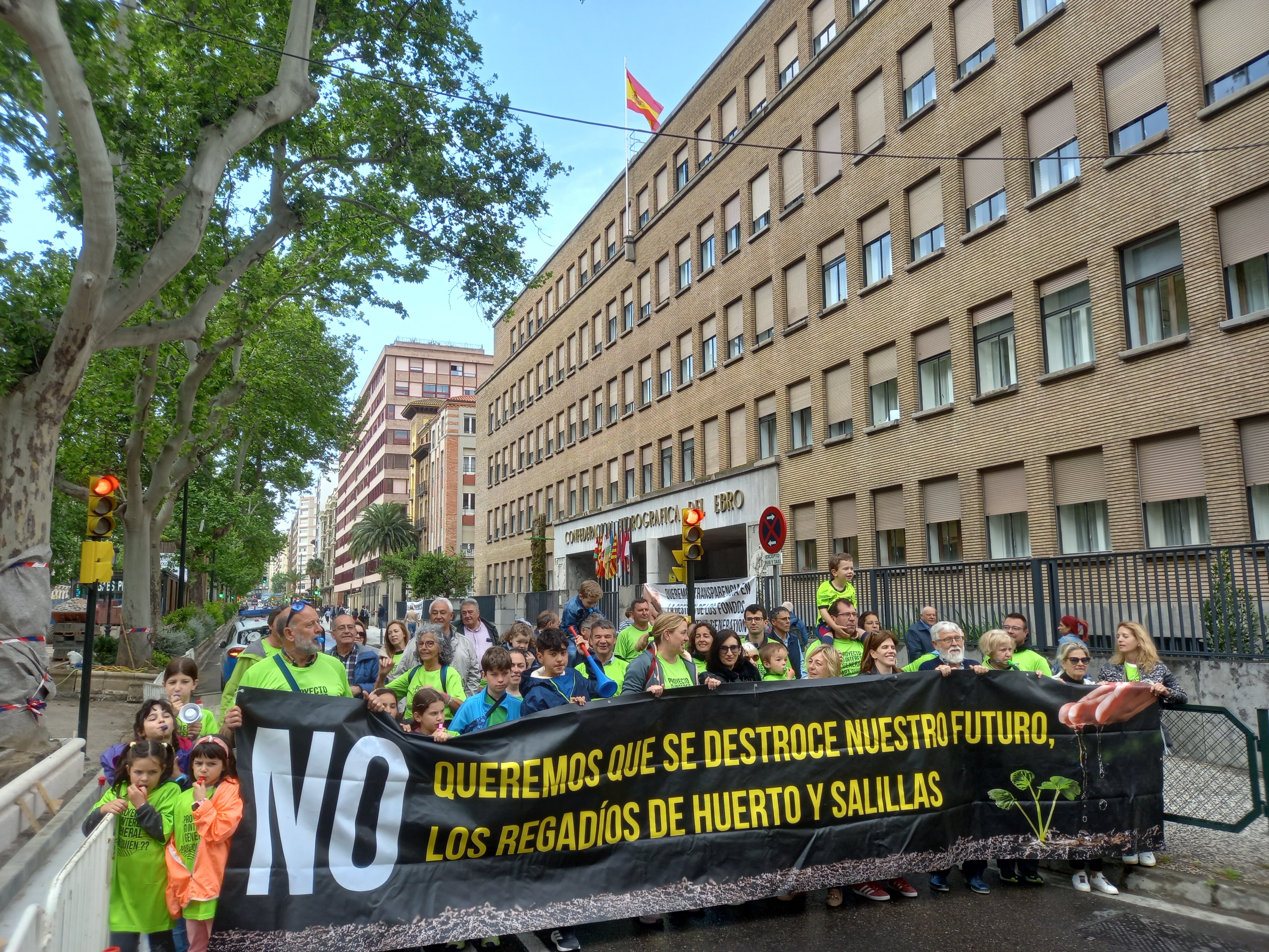 Protesta de los vecinos de Huerto y Salillas ante la CHE