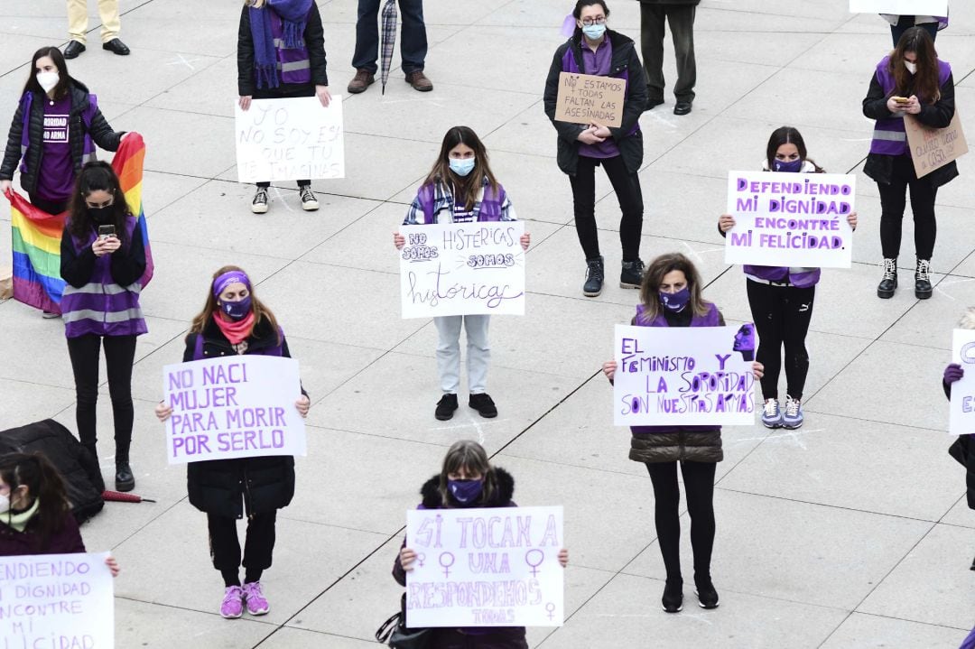 Varias mujeres participan en una concentración feminista este 8M en Santander