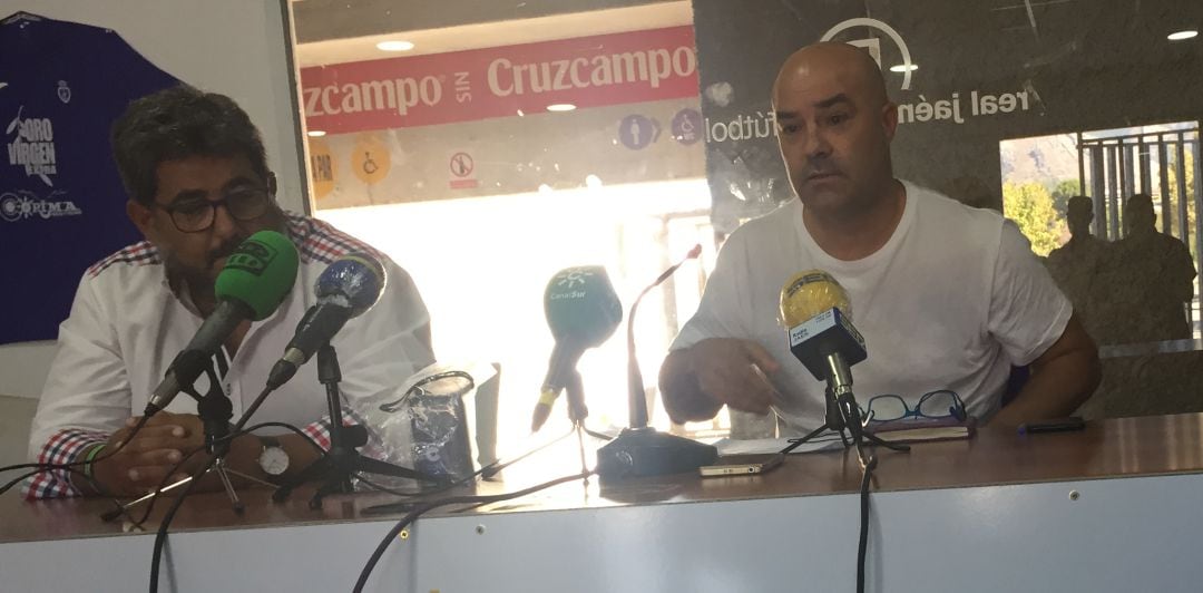 De izquierda a derecha: Julián Díaz, jefe de prensa del Real Jaén y Puskas, director deportivo, durante la rueda de prensa de este jueves.