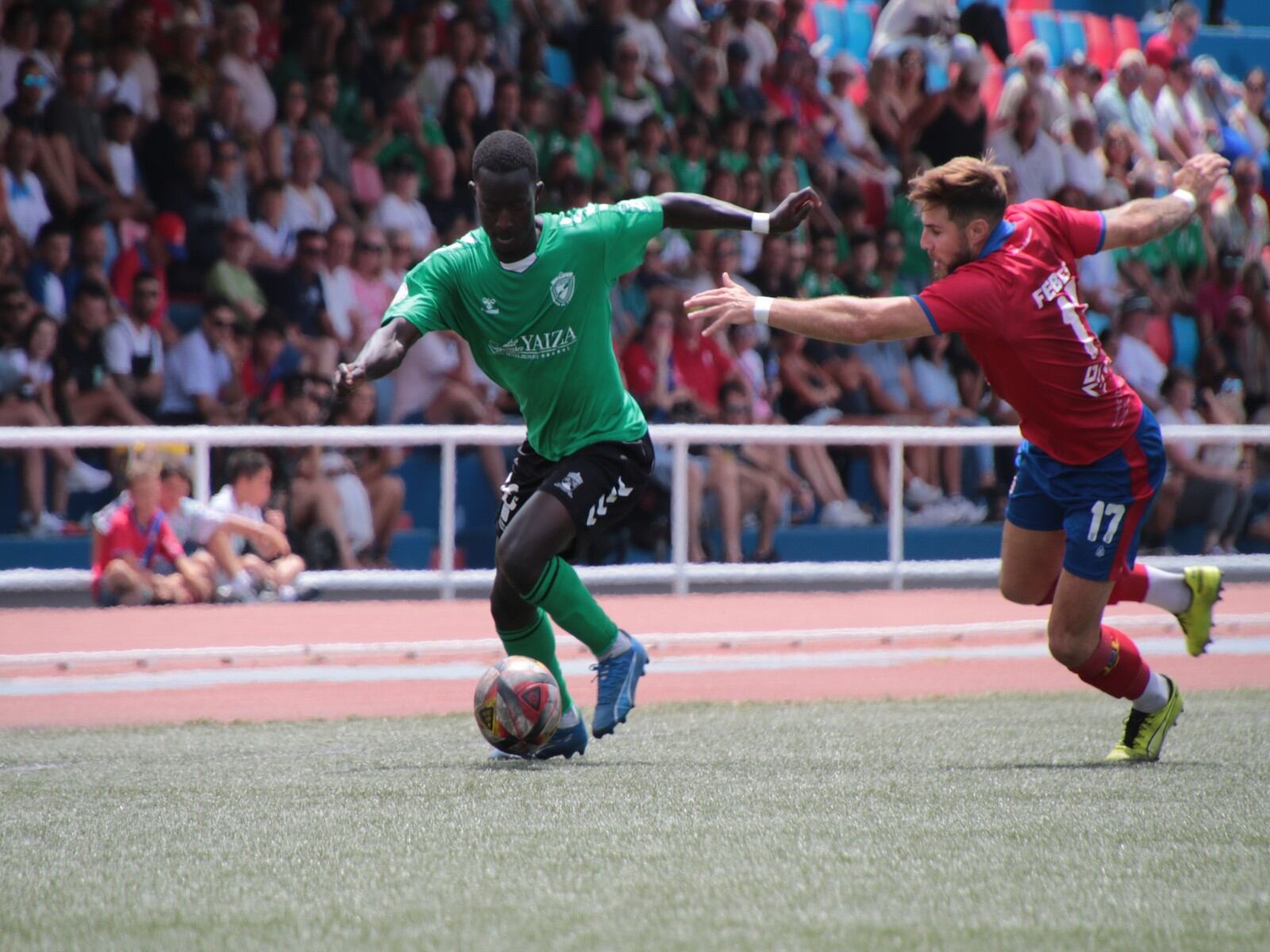 Una de las jugadas del derbi entre la UD Lanzarote y el Unión Sur Yaiza.