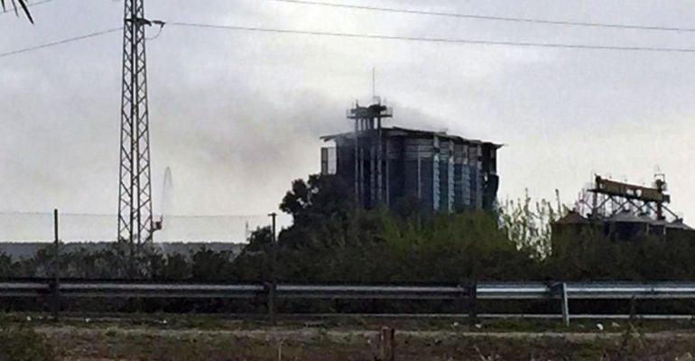 Humo saliendo de uno de los silos de la fábrica de Koipe de Andújar.