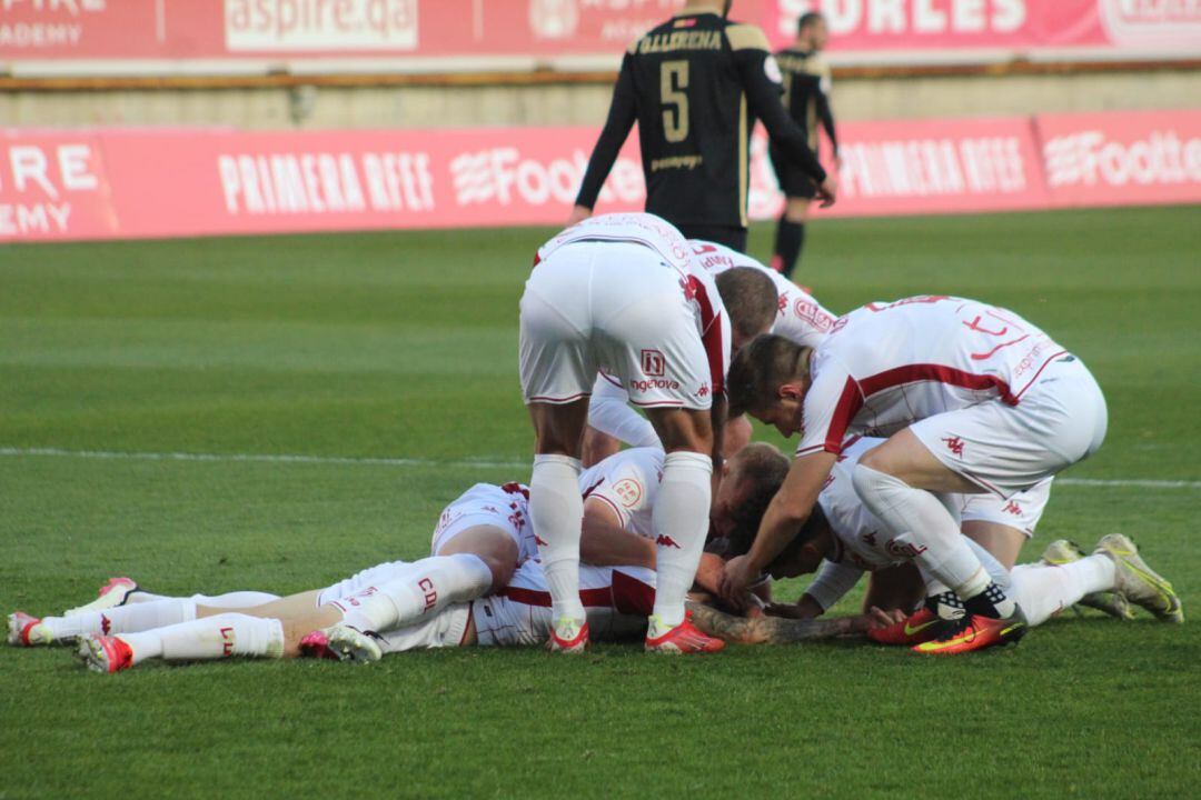 Nahuel, felicitado y socorrido tras marcar el primer tanto del partido