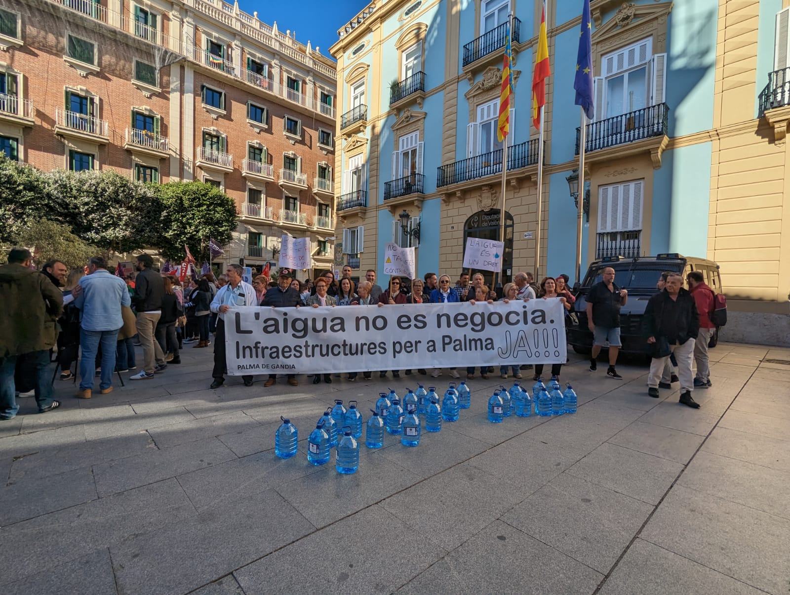 Vecinos de Palma de Gandia a las puertas de la Diputació de València.