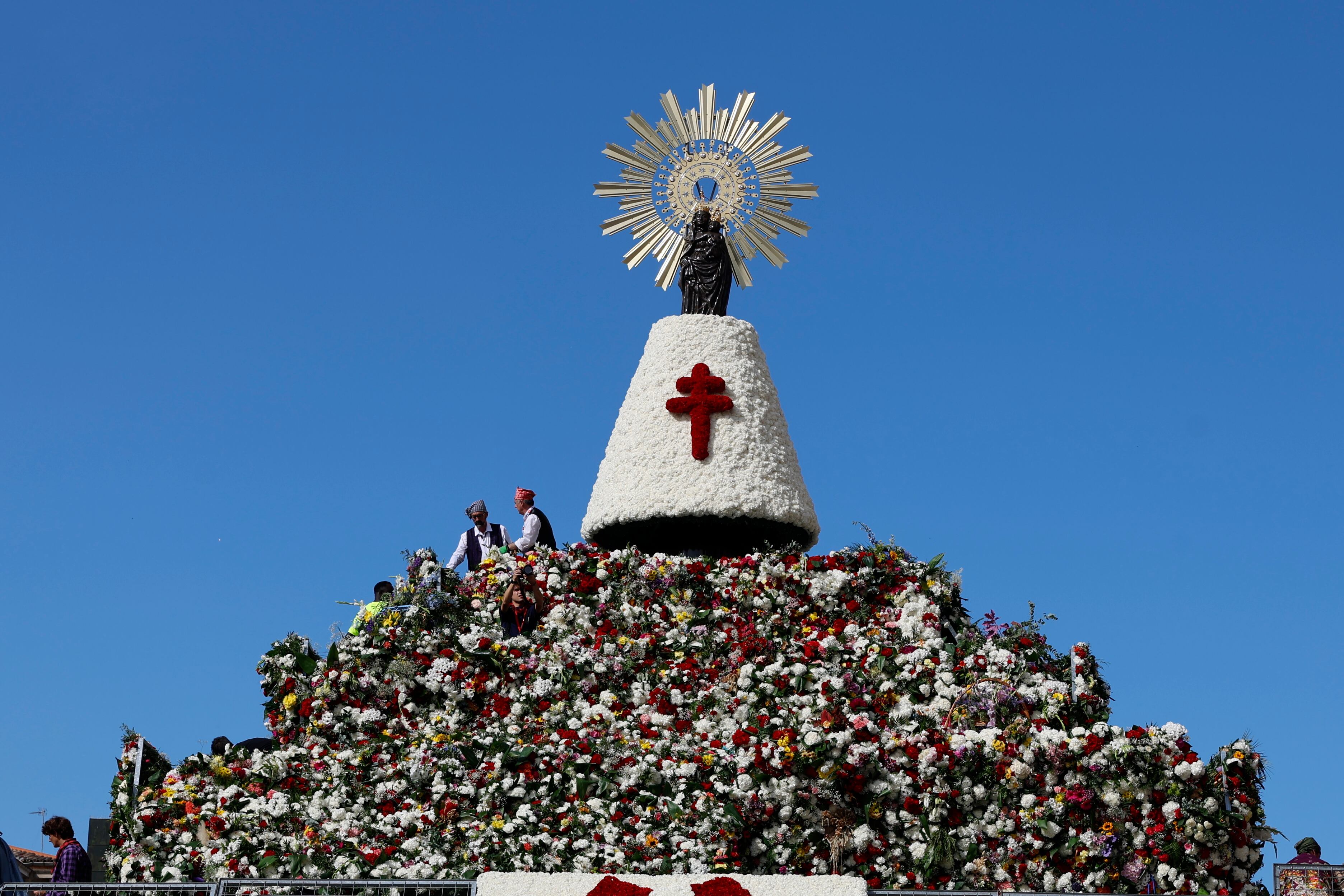 ZARAGOZA (ESPAÑA), 12/10/2025.- Vista de la Ofrenda a la Virgen del Pilar que ha teñido de color y emoción el corazón de Zaragoza durante una jornada soleada, que ha sorteado las previsiones de lluvia. EFE/ Javier Cebollada
