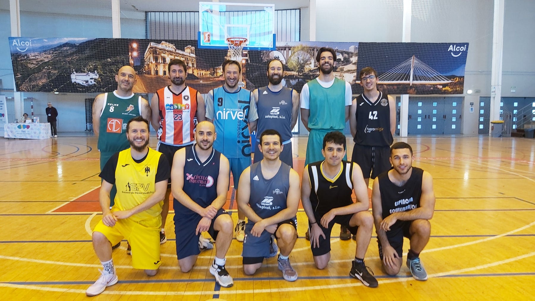 Participantes en el concurso de triples representando a sus respectivos equipos