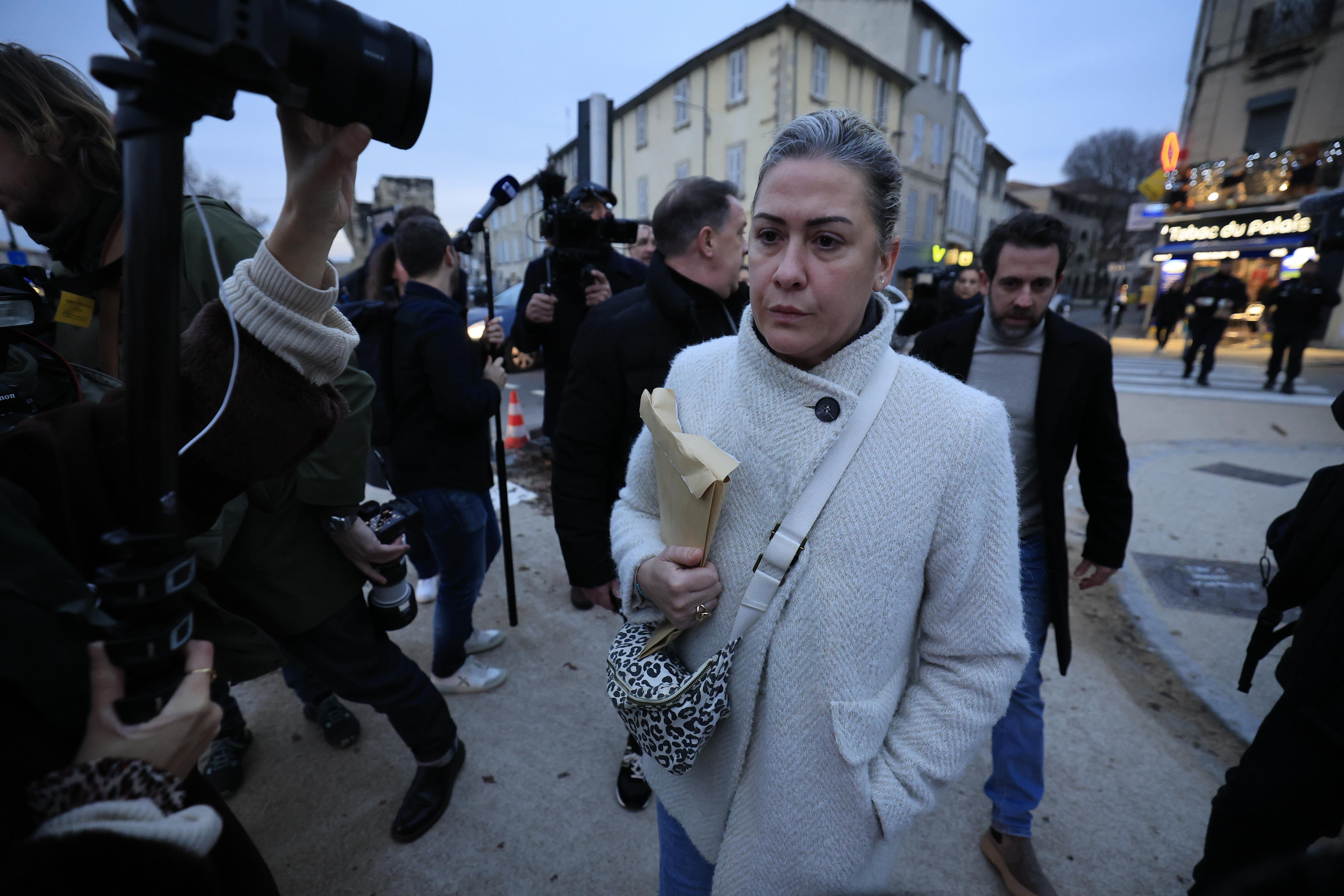 Caroline Darian, hija de Gisele Pelicot, llega a los tribunales.