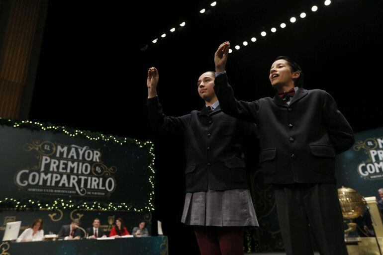 GRA090. MADRID, 22/12/2014.- Los niños de San Ildefonso Ismael Rastrelli Mekerbech (d) y Janna Flores Villavicencio (i), han cantado el premio Gordo que ha recaído en el número 13.437, agraciado con 400.000 euros al décimo, en el sorteo extraordinario de 