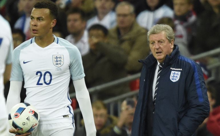 Dele Alli escucha las órdenes de Roy Hodgson