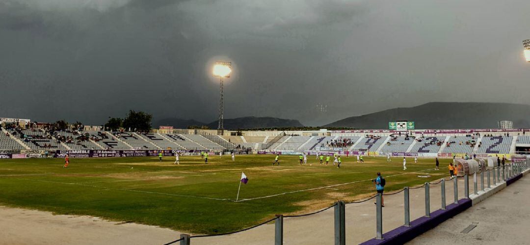 El cesped del estadio de La Victoria necesita de cuidados especiales que desde ahora tendrá de la mano del Ayuntamiento de Jaén.