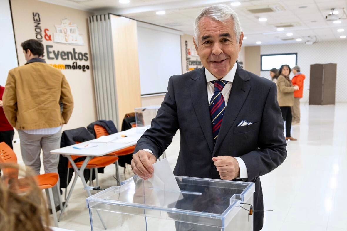 Navarro votando esta lunes durante los comicios internos del Colegio Oficial de Médicos de Málaga