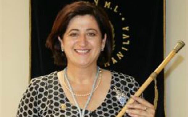 Antonia Muñoz con la bara de mando de alcaldesa de Manilva