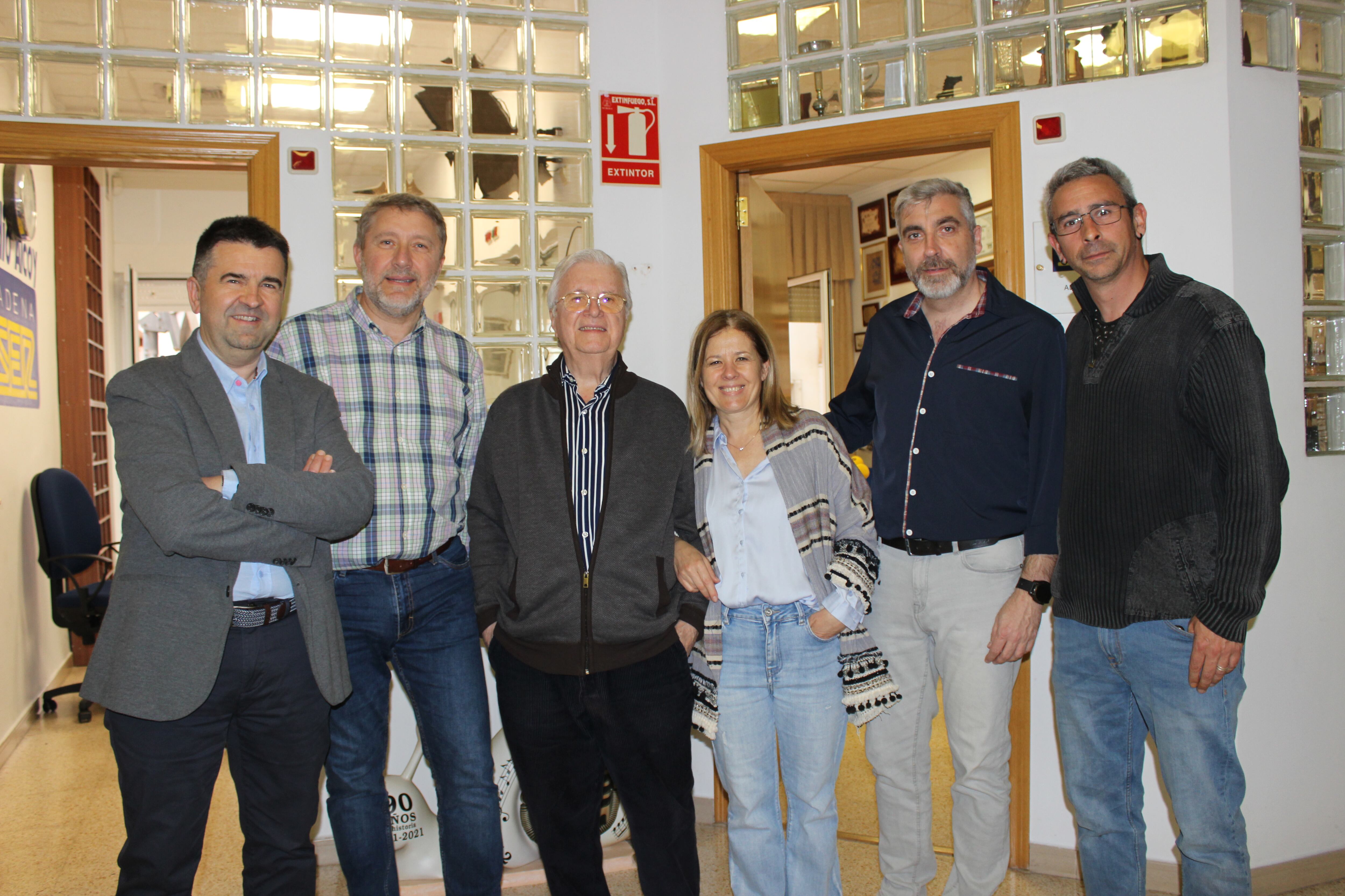 Paco Aznar junto a su hija, Carmina, y los actores protagonistas de &#039;Les xiques del boato&#039;, Óscar Martínez, Tono Bou, Juan Andrés Peidro y Roberto Peidro