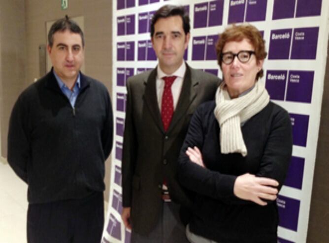 Álvaro Bilbao, flanqueado por Germán Cea, director general y Nekane Arzallus, vicepresidente del Gipuzkoa Basket.