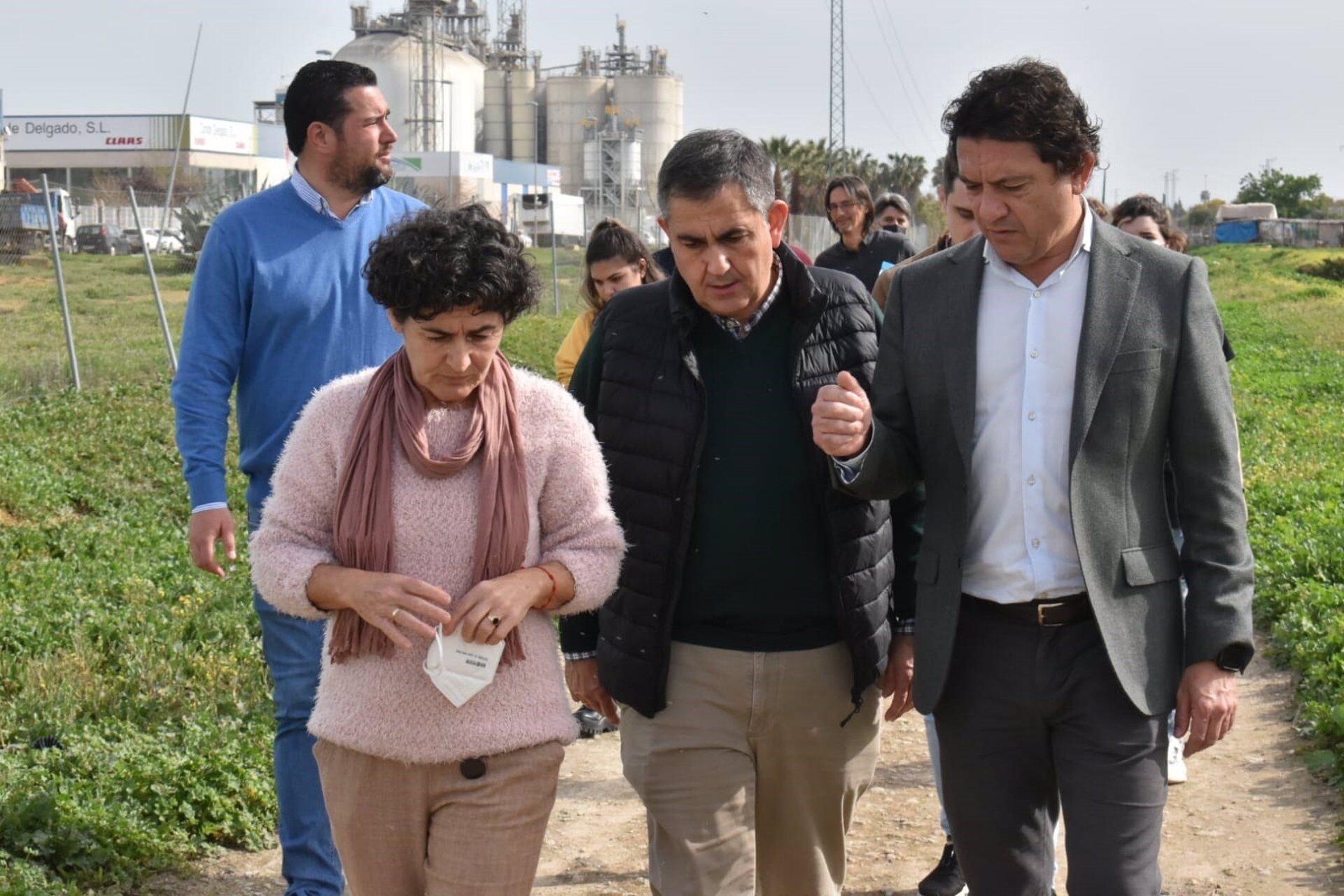 28-03-2022 El delegado territorial de Desarrollo Sostenible de la Junta de Andalucía en la provincia de Cádiz, Daniel Sánchez, junto a la alcaldesa de Guadalcacín, Nieves Mendoza.
POLITICA ESPAÑA EUROPA ANDALUCÍA
JUNTA DE ANDALUCÍA