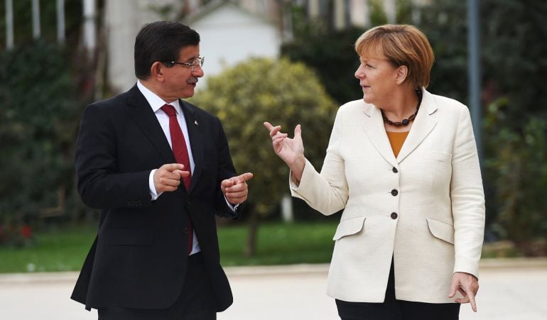 El primer ministro turco, Ahmet Davutoglu, y la canciller alemana, Angela Merkel durante su encuentro en Estambul. 