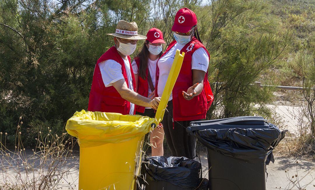 Este verano han colaborado 104 voluntarios de Cruz Roja en las tareas de vigilancia y prevención del espacio natural de la Devesa-Albufera de València.