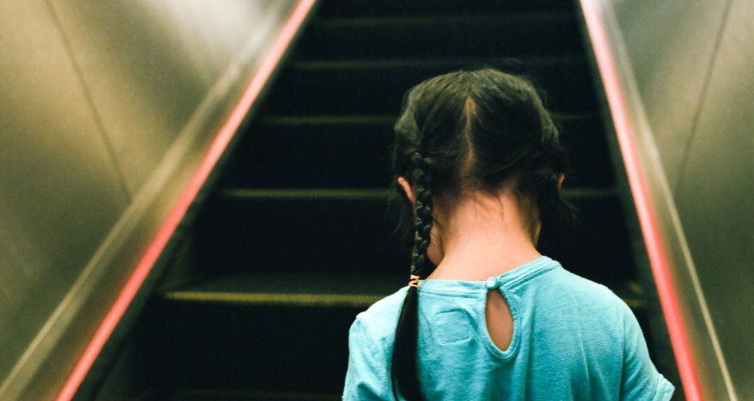 Precaución con los más pequeños a la hora de subir por las escaleras mecánicas.