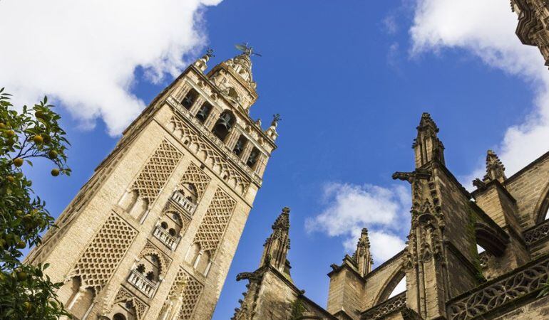 La fachada oeste de la Giralda es la que da al Patio de los Naranjos de la Catedral de Sevilla