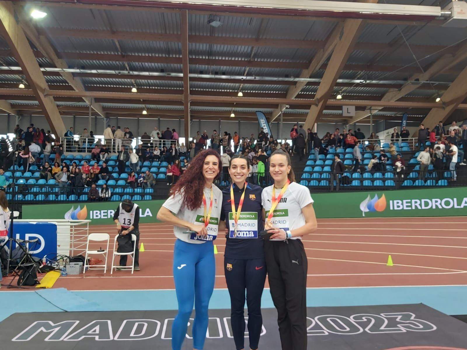 Eva Santidrián -centro- en el podio como campeona de España absoluto de los 400 metros en pista cubierta. / Foto: RFEA