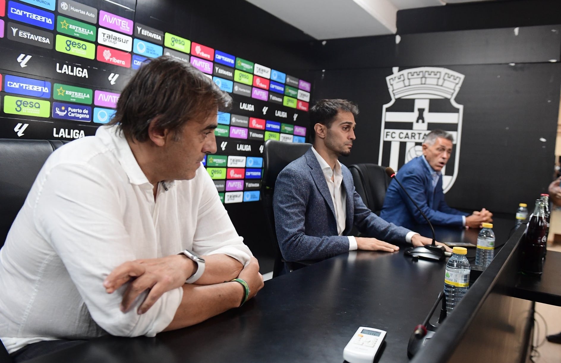 Javier Hérnandez, en primer plano; Alejandro Arribas, en el medio,; y Víctor Alonso, al fondo, durante la comparecencia del mes de julio