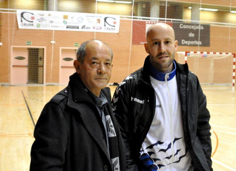 El entrenador Fran Piedecausa (D) con el presidente del C. Bm. Fem. Elda, José Verdú